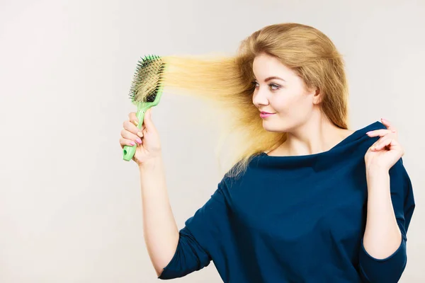 Donna Spazzolando Suoi Lunghi Capelli Biondi Con Pennello Routine Bellezza — Foto Stock