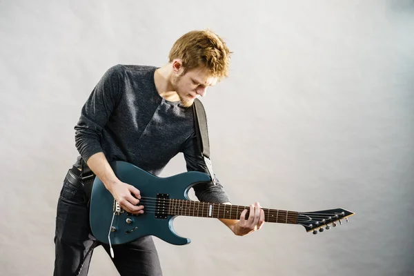 Joven Barbudo Con Guitarra Eléctrica Persona Adulta Sostiene Instrumento Toca — Foto de Stock