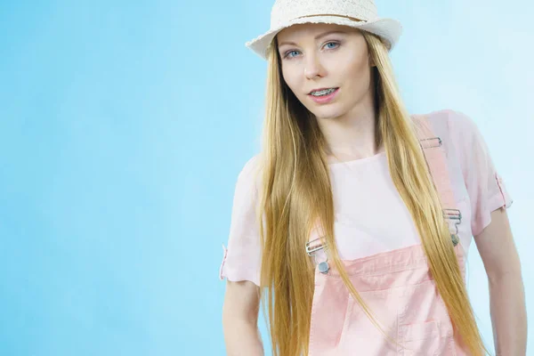 Šťastný Veselý Dospívající Mladá Žena Připravena Léto Sobě Růžové Oblečení — Stock fotografie