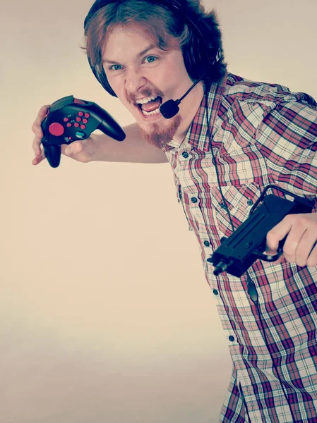 Nerd Nerd Jovem Adulto Homem Jogando Console Vídeo Segurando Arma — Fotografia de Stock