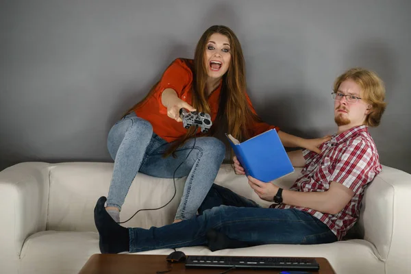 Kanepede Oturan Çift Boş Zaman Geçiriyor Kadın Video Oyunları Oynuyor — Stok fotoğraf