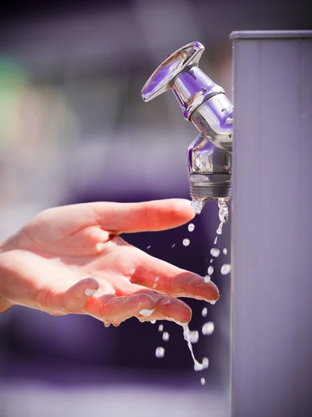 Mujer Lavándose Las Manos Aire Libre Dispensador Agua Salada Concepto — Foto de Stock