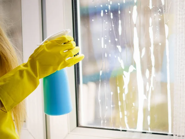 雌性手在黄色手套上用抹布和喷雾清洁剂擦拭窗玻璃 清洗概念 — 图库照片