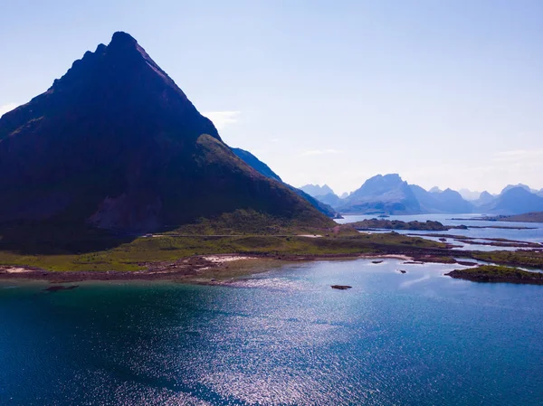 海与山 挪威夏季景观在诺尔兰郡群岛 旅游景点 — 图库照片