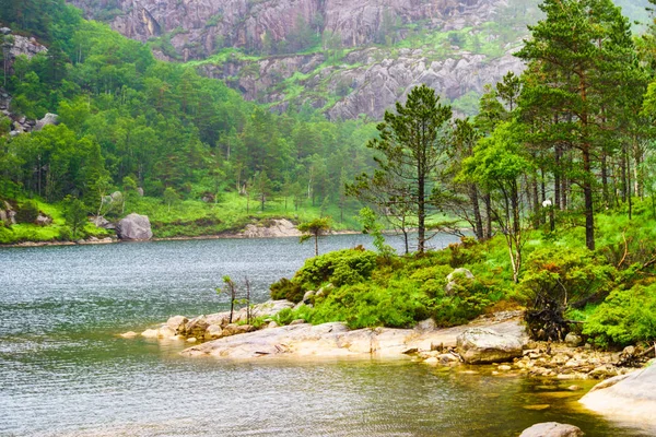 Bulutlu Bir Günde Dağlarda Göl Suyu Norveç Kayalık Arazisi — Stok fotoğraf