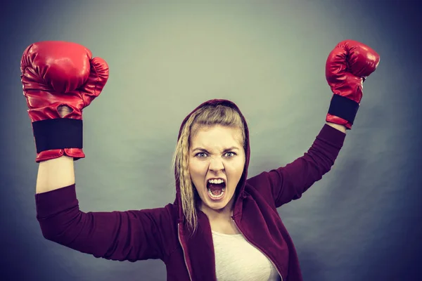 Sportowa Kobieta Czerwonych Rękawiczkach Bokserskich Wygrywająca Walkę Zmotywowana Poczuciem Ulgi — Zdjęcie stockowe