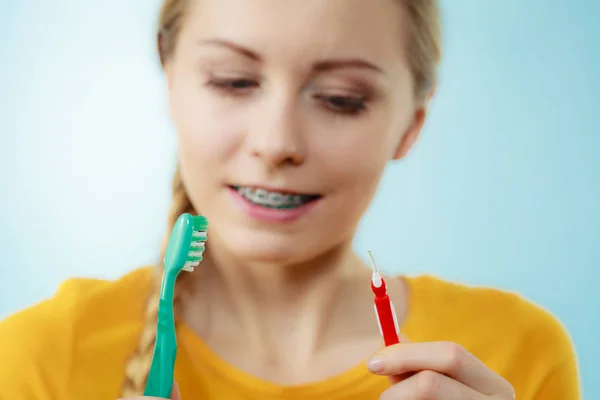 Dişçi Ortodontist Konsepti Mavi Diş Teli Temizleyen Dişlerini Fırçalayan Iki — Stok fotoğraf