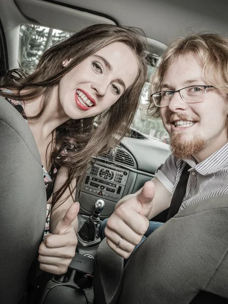 Felice Uomo Donna Durante Viaggio Coppia Amici Seduti Dentro Veicolo — Foto Stock