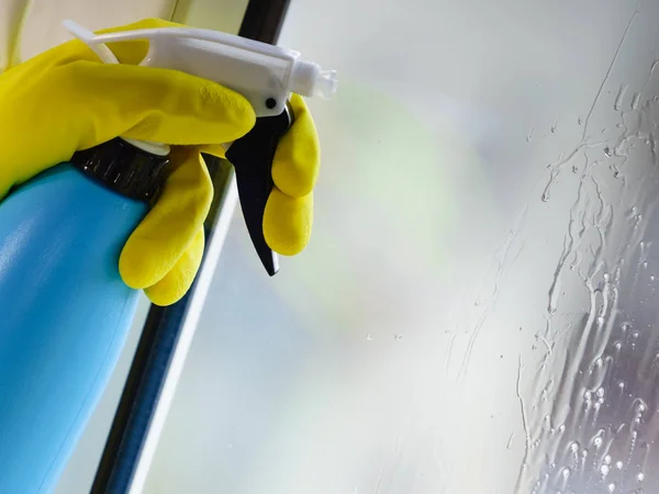 Persona Rociando Detergente Limpieza Ventanas Botella Spray Casa Productos Limpios — Foto de Stock