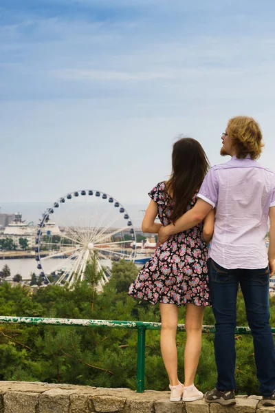 Hombre Mujer Que Tienen Cita Romántica Mirando Panorama Ciudad Ferris —  Fotos de Stock