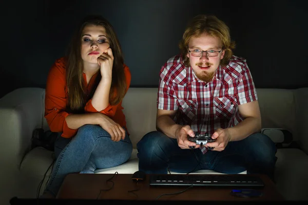 여자는 친구가 게임에 중독되어 비디오 게임을 화가나 여자는 지루하다 — 스톡 사진