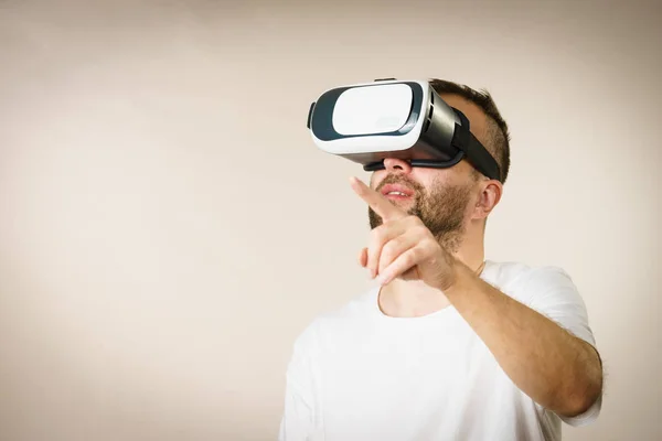 戴著Vr护目镜探索虚拟现实的大胡子家伙正在进入科技领域 — 图库照片
