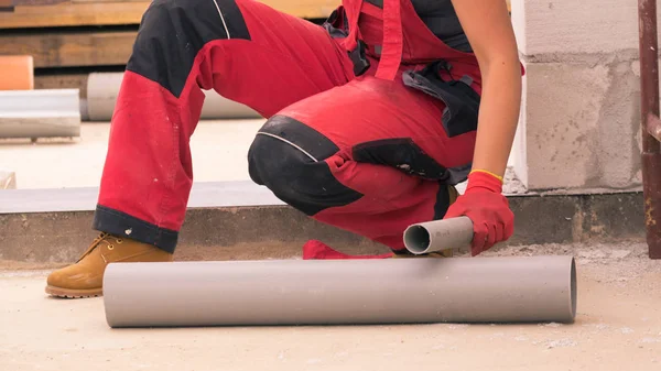 Frau Latzhose Trägt Plastikrohre Auf Ihrer Hausbaustelle Und Baut Neues — Stockfoto