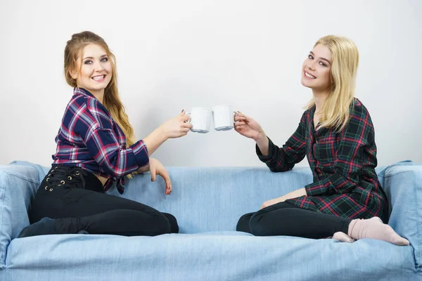 Дві Жінки Друзі Сидять Разом Дивані Розмовляють Ють Чай Або — стокове фото