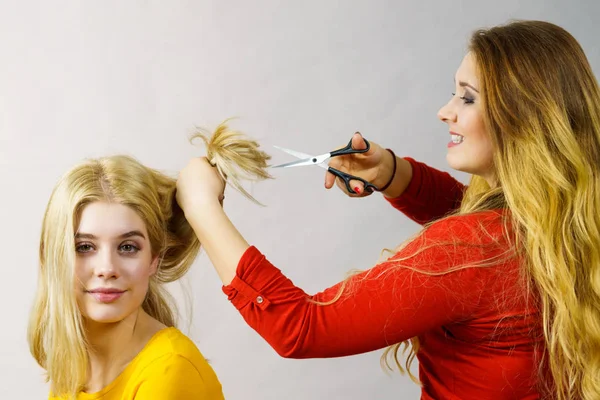 Donna Ottenere Taglio Capelli Dal Suo Amico Non Professionale Utilizzando — Foto Stock