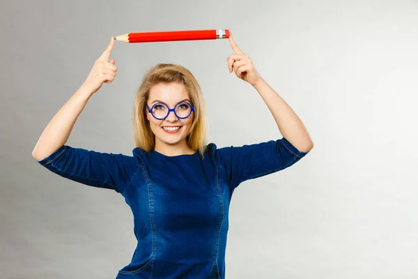 Pozitivní Usmívající Žena Blondýny Studentka Nebo Učitelka Drží Velké Červené — Stock fotografie