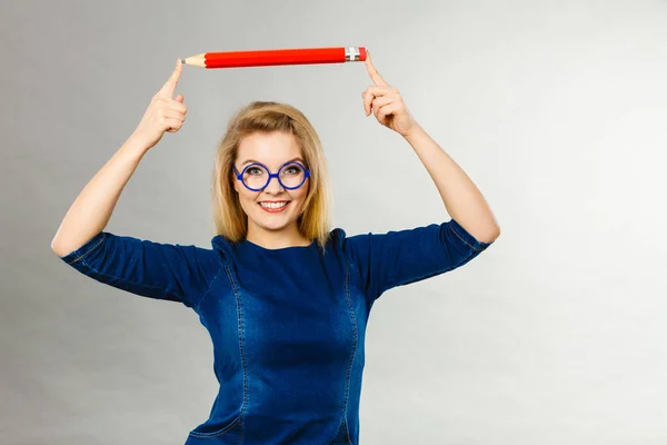 Mujer Sonriente Positiva Estudiante Rubia Maestra Sosteniendo Gran Dibujo Lápiz — Foto de Stock