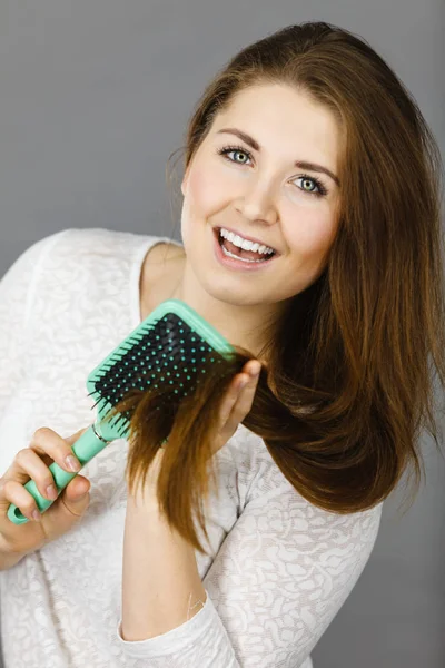 Haarverzorging Ochtend Haarstyling Concept Gelukkig Vrouw Borstelen Haar Lang Donker — Stockfoto