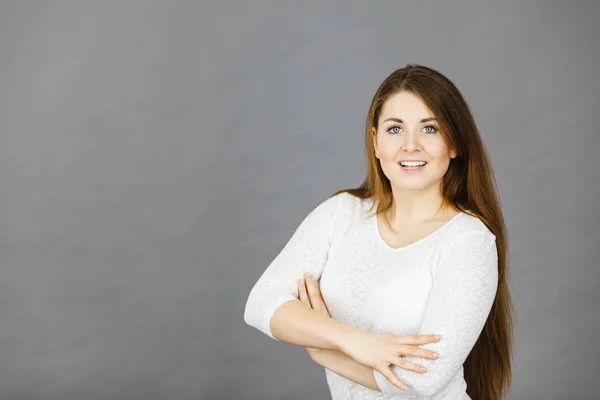 Mujer Positiva Feliz Con Pelo Castaño Largo Presentando Peinado Saludable —  Fotos de Stock