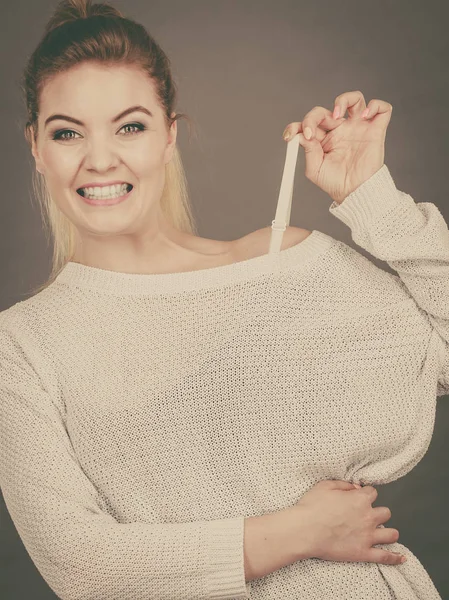 Feliz Sonriente Mujer Positiva Sosteniendo Correa Sujetador Debajo Suéter Concepto —  Fotos de Stock