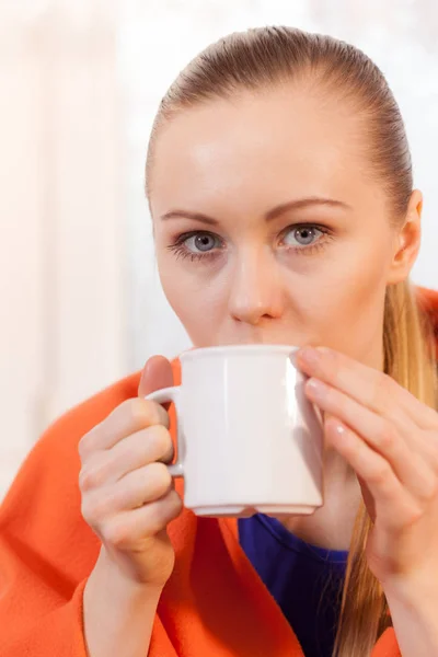 Ung Kvinna Liggande Soffan Varm Filt Dricka Kaffe Eller Annan — Stockfoto