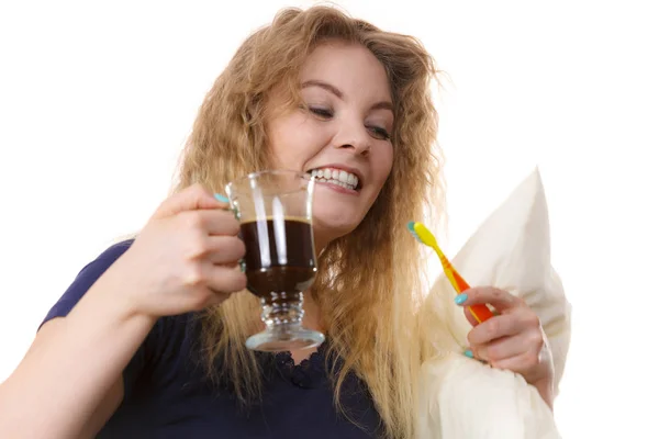 黒コーヒーと歯ブラシを持っている面白い女性は遅れている 朝のエネルギーを得る 仕事に行く前に急いで — ストック写真