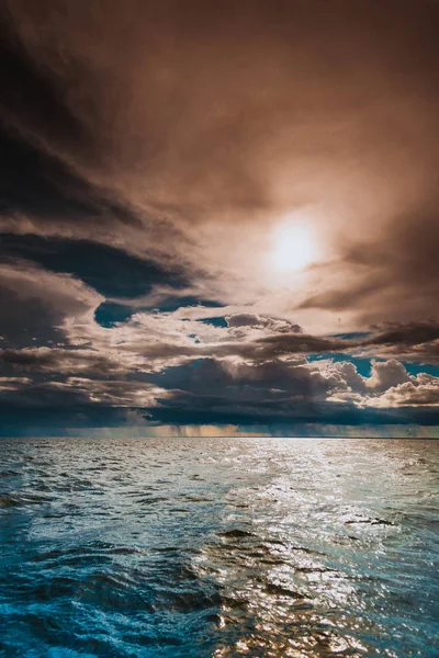 Pôr Sol Colorido Sobre Horizonte Mar Noite Céu Nuvens Cena — Fotografia de Stock