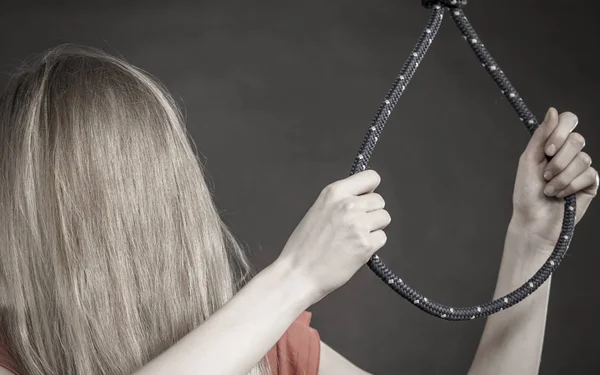 Суїцидальна Невпізнавана Худа Жінка Має Обличчя Покрите Світлим Волоссям Тримає — стокове фото