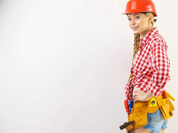 建設工事について肯定的なヘルメットとチェックのシャツを着て幸せなうれしそうな女 — ストック写真