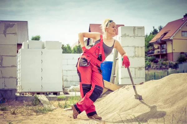 Trabajadora Usando Pala Pie Obra Industrial Trabajando Duro Renovación Casa —  Fotos de Stock