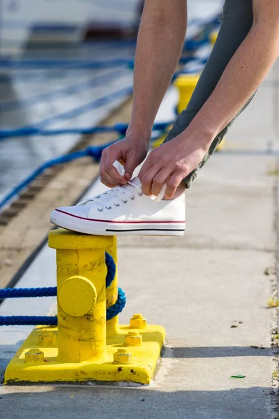 Personen Justerar Binder Upp Snören Vita Gymnastikskor Casual Skor Gul — Stockfoto