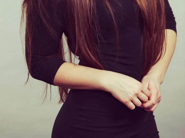 Mujer Irreconocible Moda Con Pelo Castaño Usando Delgado Vestido Negro — Foto de Stock