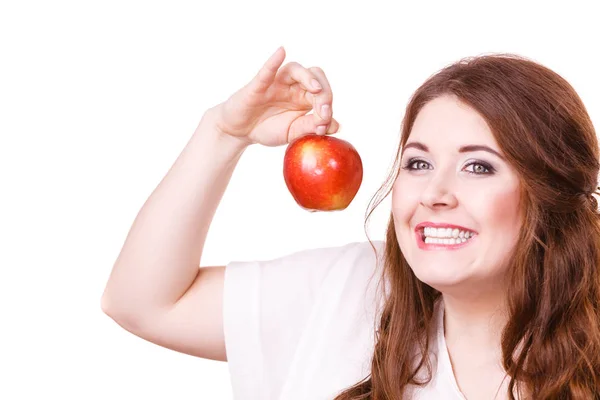 Mulher Segurando Fruta Maçã Vermelha Mão Perto Rosto Sorrindo Isolado — Fotografia de Stock