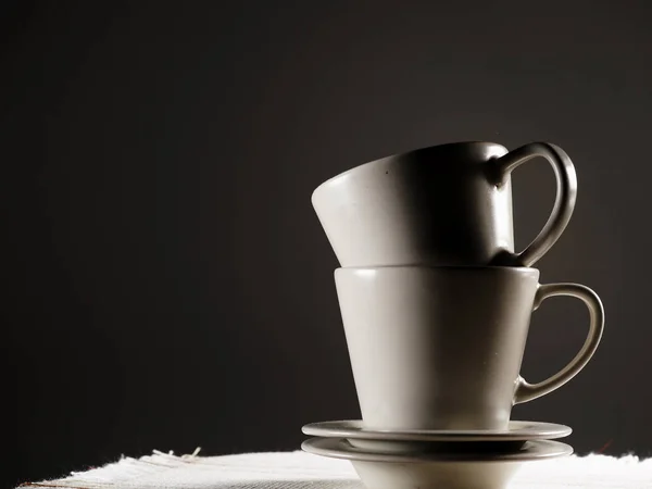 Dos Tazas Vacías Sucias Después Tomar Café Sobre Fondo Oscuro — Foto de Stock