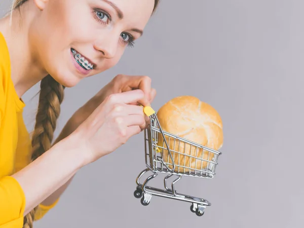 Acheter Des Produits Alimentaires Gluten Concept Femme Heureuse Tenant Chariot — Photo
