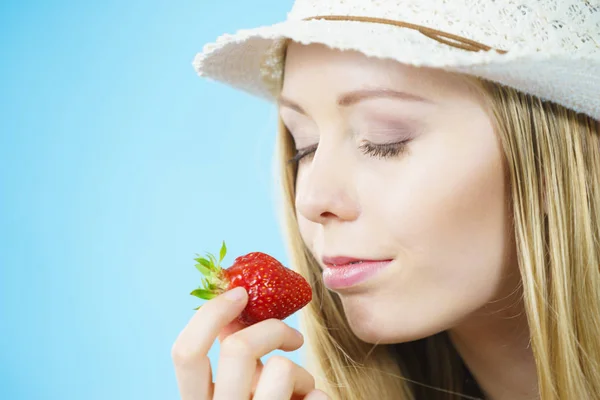 若い女性は 青の新鮮なイチゴ果実の臭いがする目を閉じた 健康的な食事 — ストック写真