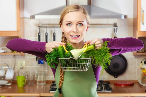 Koupit Zdravou Stravu Koncepce Potravin Žena Kuchyni Mnoha Zelenou Zeleninou — Stock fotografie