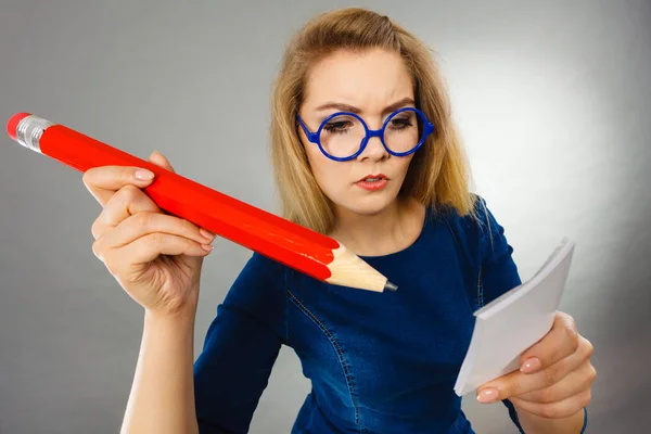 Ciddi Öğrenci Bayan Öğretmen Koçu Elinde Kocaman Kırmızı Bir Kalem — Stok fotoğraf