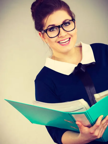 Feliz Contable Positiva Mujer Negocios Con Aglutinante Con Documentos Disfrutando —  Fotos de Stock