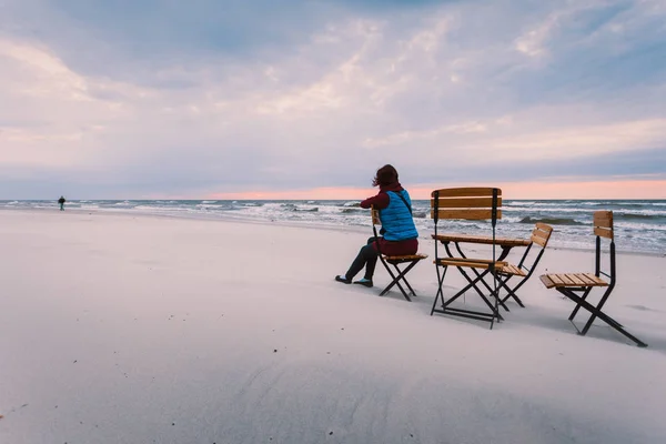 Frau Verbringt Ihre Freizeit Bei Herbstlichem Wetter Entspannt Strand — Stockfoto