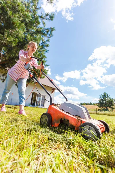 Trädgårdsskötsel Husskötsel Lantbrukskoncept Kvinna Person Klipper Grön Gräsmatta Med Gräsklippare — Stockfoto