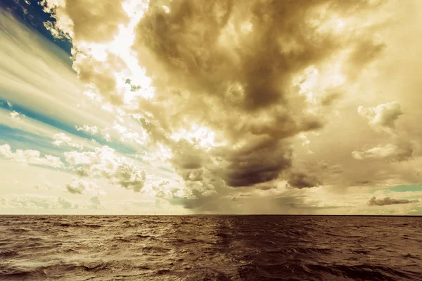 Colorido Atardecer Sobre Horizonte Del Mar Tarde Cielo Nubes Escena — Foto de Stock