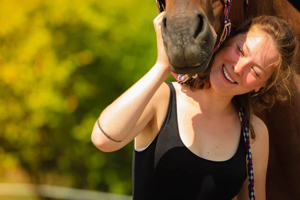 Het Verzorgen Van Dieren Liefde Vriendschap Concept Jong Meisje Aaien — Stockfoto