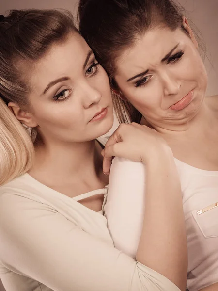 Duas Amigas Reconfortando Durante Dias Ruins Sendo Tristes Abraçando Conceito — Fotografia de Stock