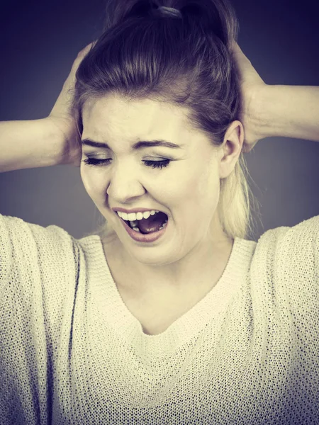 Unglückliche Frau Schreit Und Schreit Vor Schmerz Schlechte Negative Gesichtsausdrücke — Stockfoto