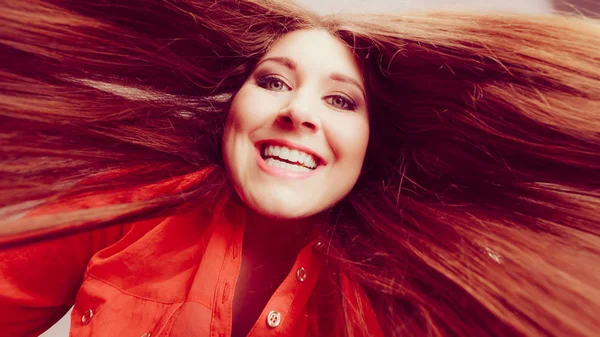 Felice Donna Positiva Con Lunghi Capelli Castani Che Presenta Sua — Foto Stock