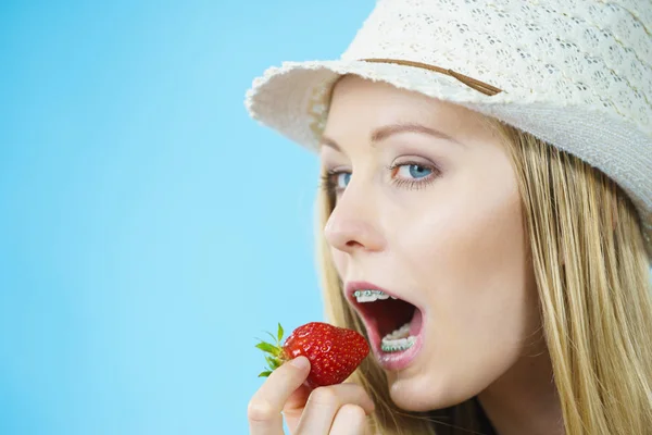 Junge Frau Isst Frische Erdbeeren Gesundes Essen — Stockfoto