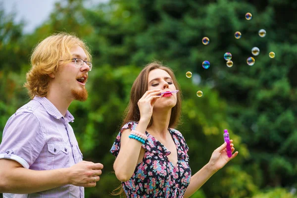 Concepto Felicidad Despreocupación Mujer Joven Hombre Que Divierten Soplando Burbujas — Foto de Stock