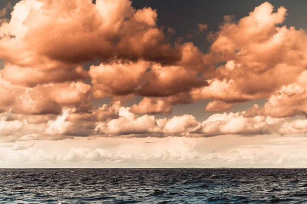 Güzel Deniz Manzaralı Akşam Baltık Deniz Batımı Ufku Bulutlu Gökyüzü — Stok fotoğraf