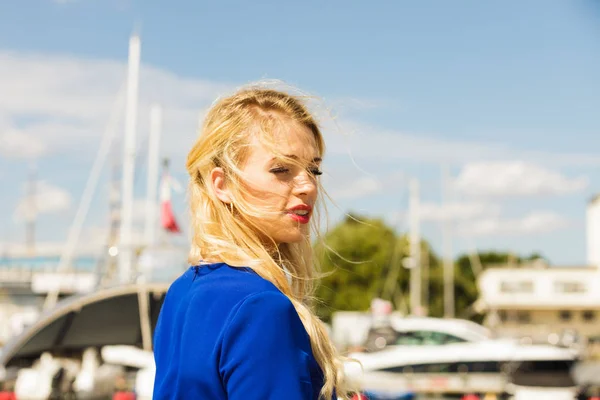 Модная Женщина Синей Флотской Рубашке Идеально Подходит Лета Модельная Фотосессия — стоковое фото